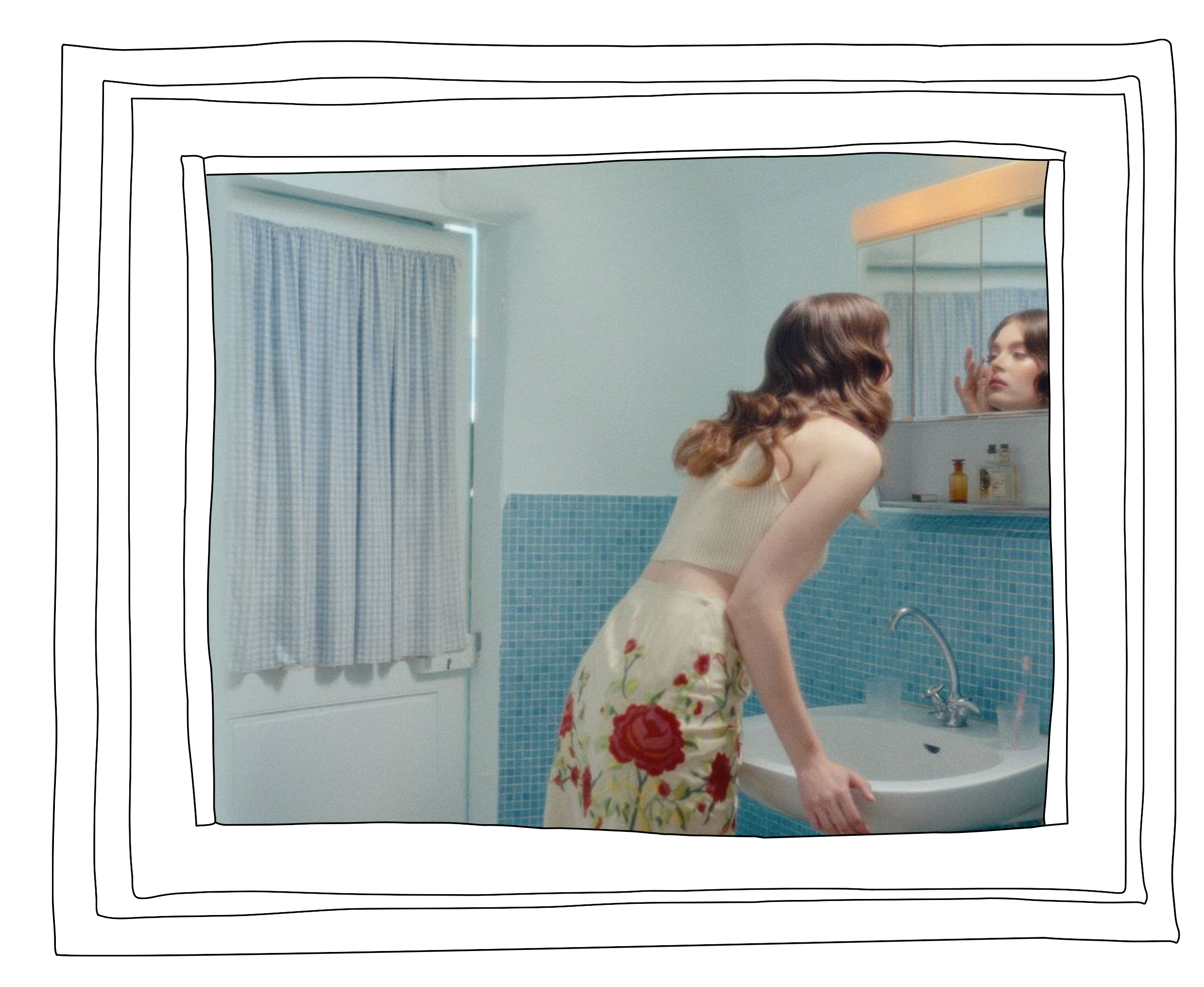 Femme se remaquillant