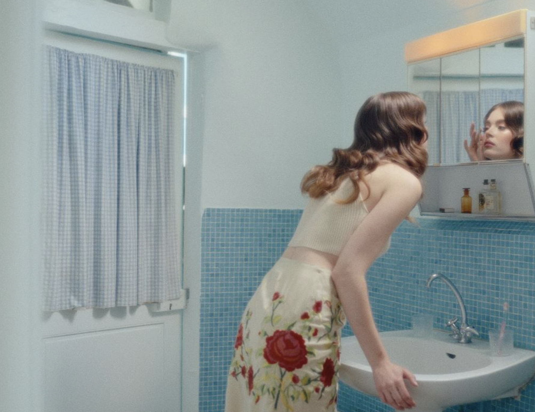 Femme se remaquillant